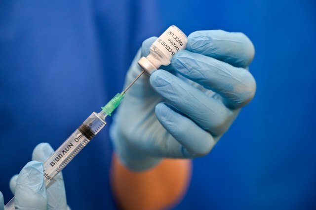 Koliko su vakcine protiv kovida sigurne za ljude sa reumatskim bolestima?